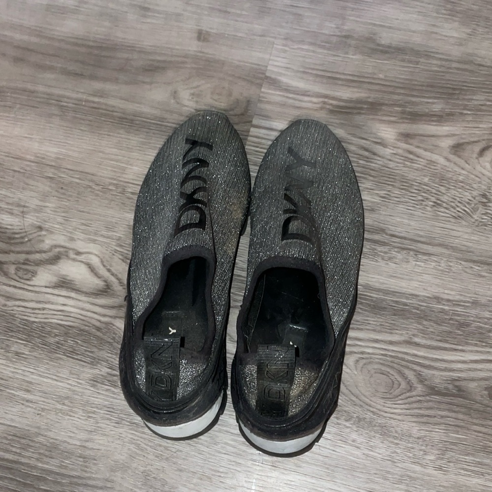 DKNY Women’s Size 7M Stylish Black And Silver Sparkling Dress Tennis Shoe Style.